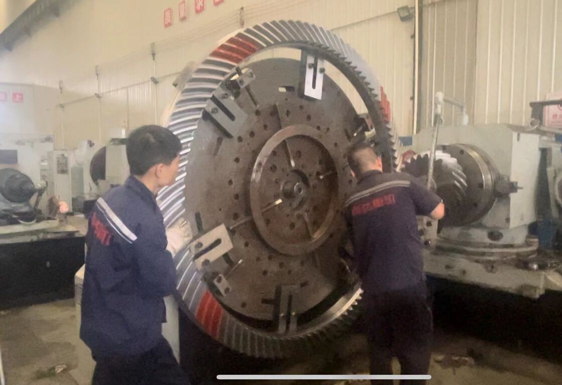 Heavy Duty Spiral Bevel Gear Set with HRC 58–62 Hardness and DIN3965 Class 5–8 Standards for 90° Shaft Angle Power Transmission